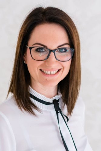 Gloria Werner Ausbildung: staatlich geprüfte Kosmetikerin, Visagistin, Spezialistin für dauerhafte Formgestaltung im Gesicht, Elite-Linergist Spezialgebiete: Permanent Make-up, Make-up Beratung, Hautpflege-Expertin, Mikrodermabrasion
