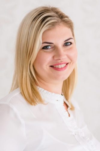 Victoria Kaschau Ausbildung: staatlich geprüfte Kosmetikerin, Visagistin, Make-up Artistin, Hairstylistin
Spezialgebiet: kosmetische Behandlungen, Mikrodermabrasion,
Haut- und Fußpflege-Expertin